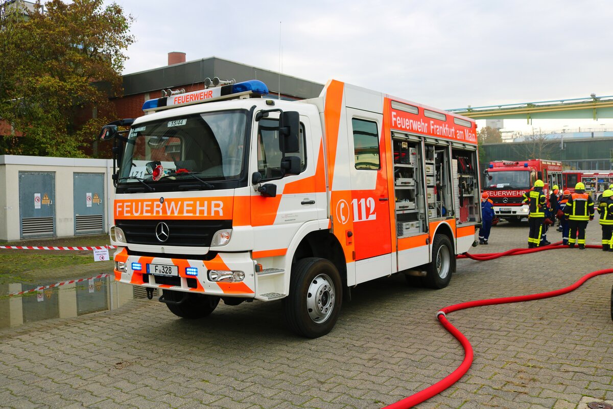 Feuerwehr Frankfurt am Main Bonames Mercedes Benz Atego LF20 am 29.10.22 bei der Herbstabschlussübung der Jugendfeuerwehren