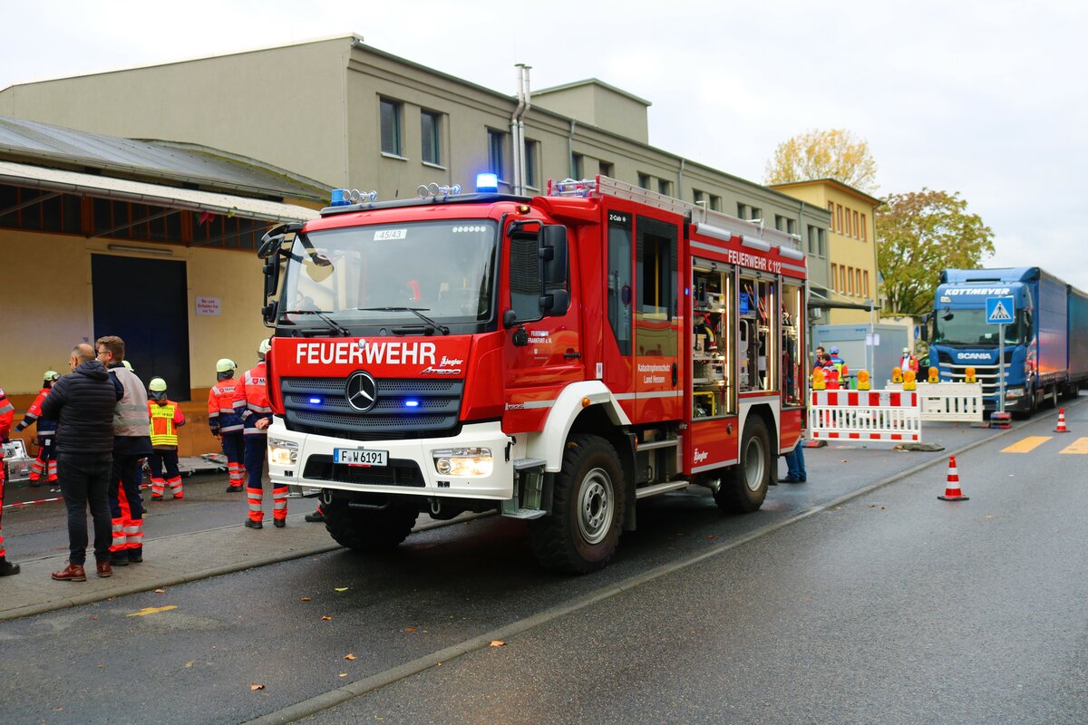 Feuerwehr Frankfurt am Main Mercedes Benz Atego LF20 KatS am am 15.10.22 bei der Frankopia 2022 im Frankfurter Osthafen