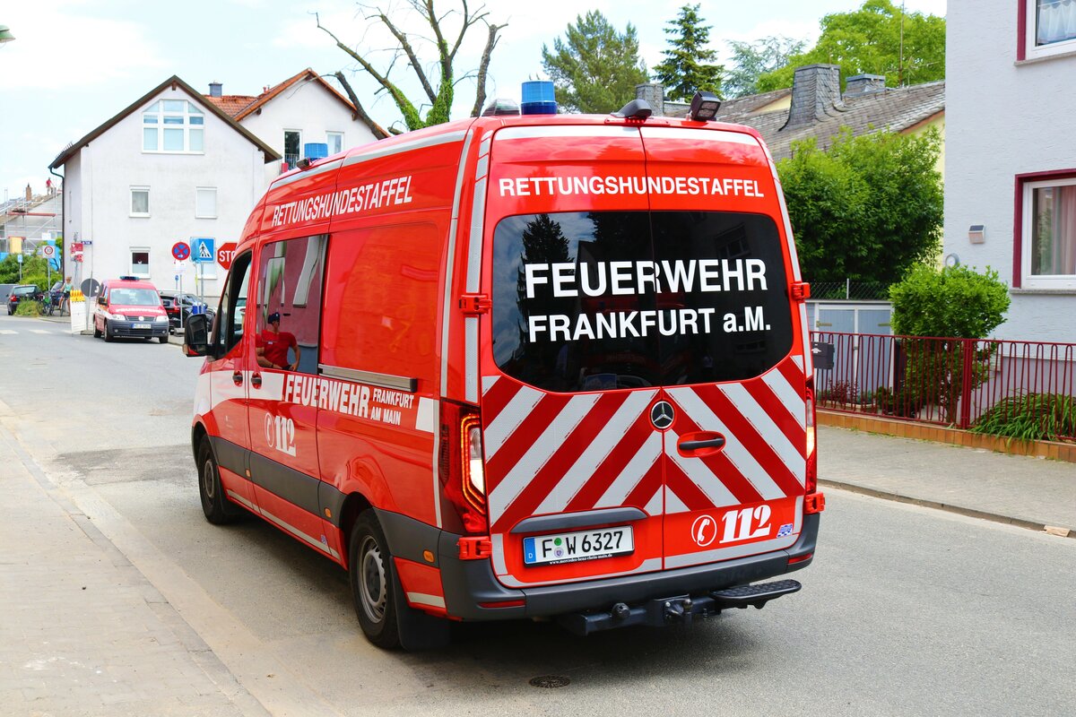 Feuerwehr Frankfurt am Main Mercedes Benz Sprinter GW-Rettungshundestaffel am 03.06.23 bei der 150 Jahre Feuerwehr Seckbach Feier
