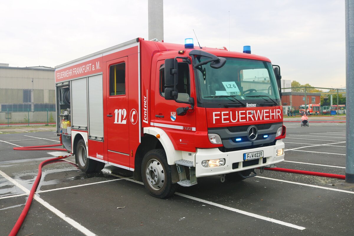 Feuerwehr Frankfurt am Main Nieder Erlenbach Mercedes Benz Atego LF20 am 29.10.22 bei der Herbstabschlussübung der Jugendfeuerwehren