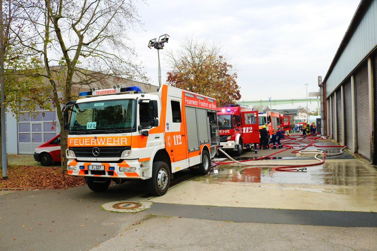 Feuerwehr Frankfurt am Main Seckbach Mercedes Benz Atego LF20 am 29.10.22 bei der Herbstabschlussübung der Jugendfeuerwehren