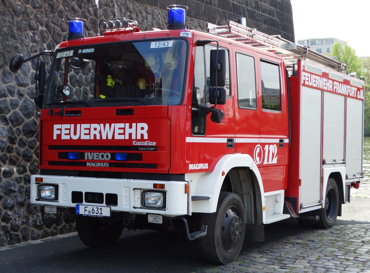 Feuerwehr Frankfurt am Main (Stadtteil Bergen) IVECO/Magirus LF10/10 am 30.04.16 am Mainufer beim Jugendfeuerwehrfest 