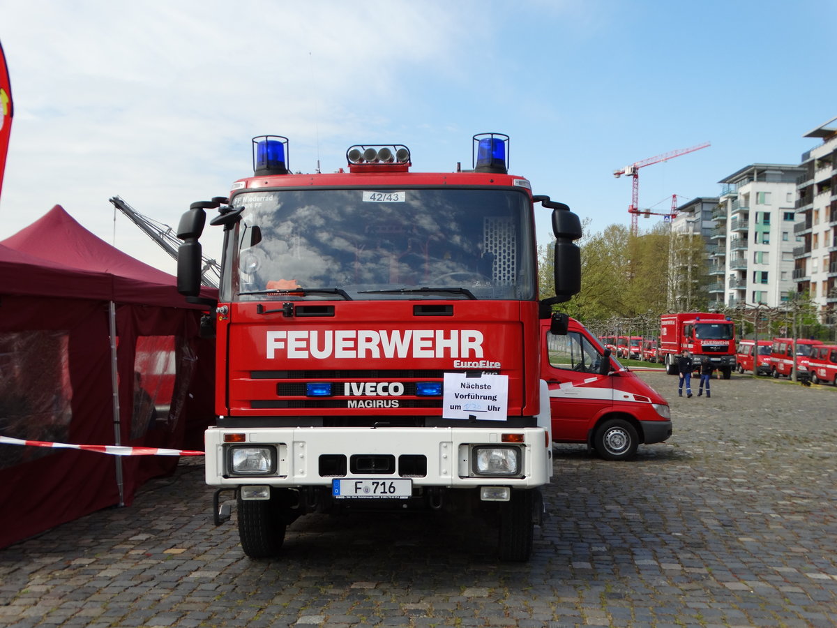 Feuerwehr Frankfurt am Main (Stadtteil Niederrad) IVECO/Magirus LF10/10 am 30.04.16 am Mainufer beim Jugendfeuerwehrfest