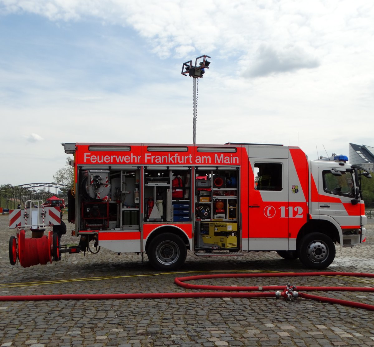 Feuerwehr Frankfurt am Main (Stadtteil Sindlingen) Mercedes Benz Atgeo LF20 am 30.04.16 am Mainufer. Diese Fahrzeuge waren bis 2013 noch bei der BF Frankfurt