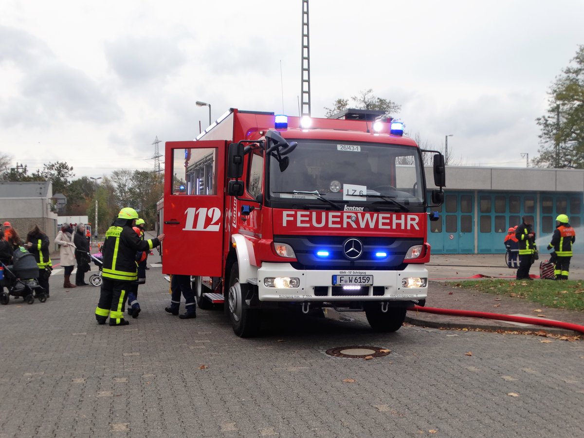 Feuerwehr Frankfurt Hausen Mercedes Benz Atego LF10 (Florian Frankfurt 26/43-1) am 28.10.17 in Rödelheim bei der Jugendfeuerwehr Abschlussübung 