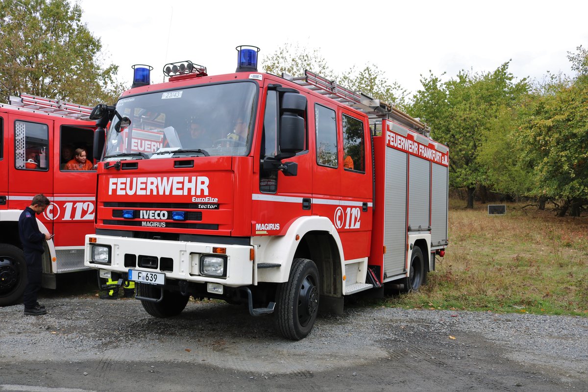 Feuerwehr Frankfurt IVECO LF10/6 (Florian Frankfurt 23/43) am 27.10.18 im Bereitstellungsraum Enkheimer Ried bei der Herbstabschlussübung der Jugendfeuerwehr