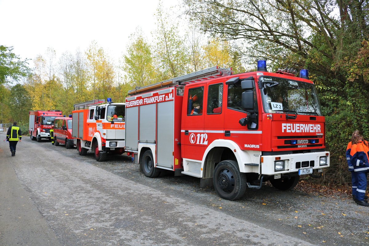 Feuerwehr Frankfurt IVECO LF10/6 (Florian Frankfurt 42/43) am 27.10.18 im Bereitstellungsraum Enkheimer Ried bei der Herbstabschlussübung der Jugendfeuerwehr