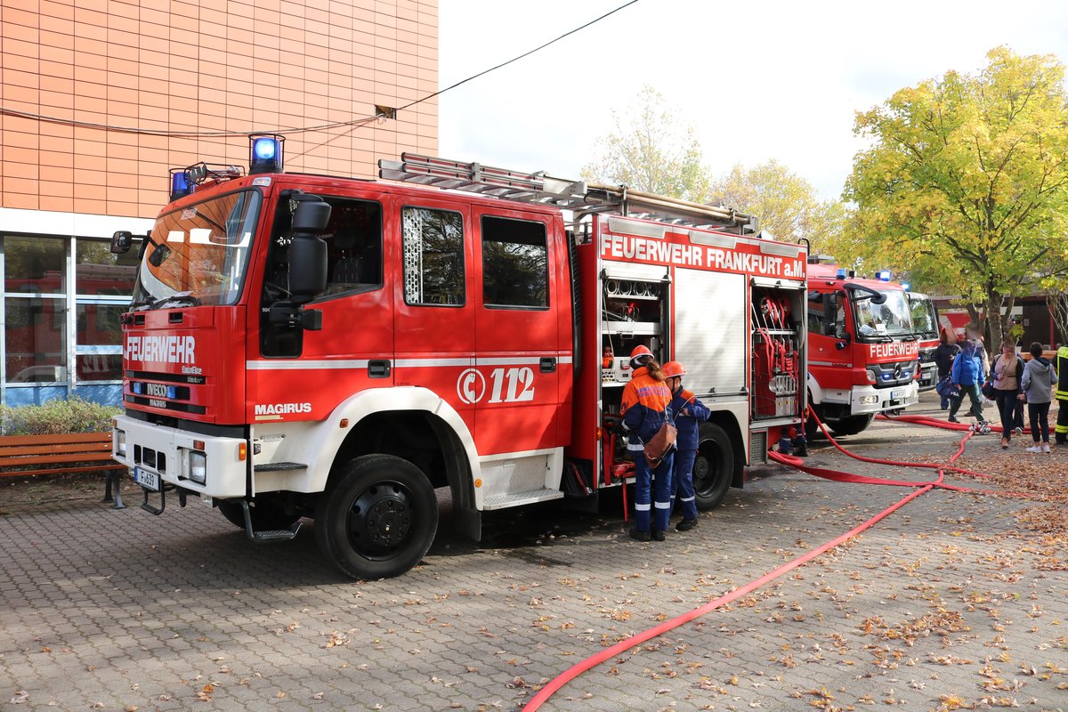 Feuerwehr Frankfurt IVECO LF10/6 (Florian Frankfurt 23/43) am 27.10.18 bei der Herbstabschlussübung der Jugendfeuerwehr