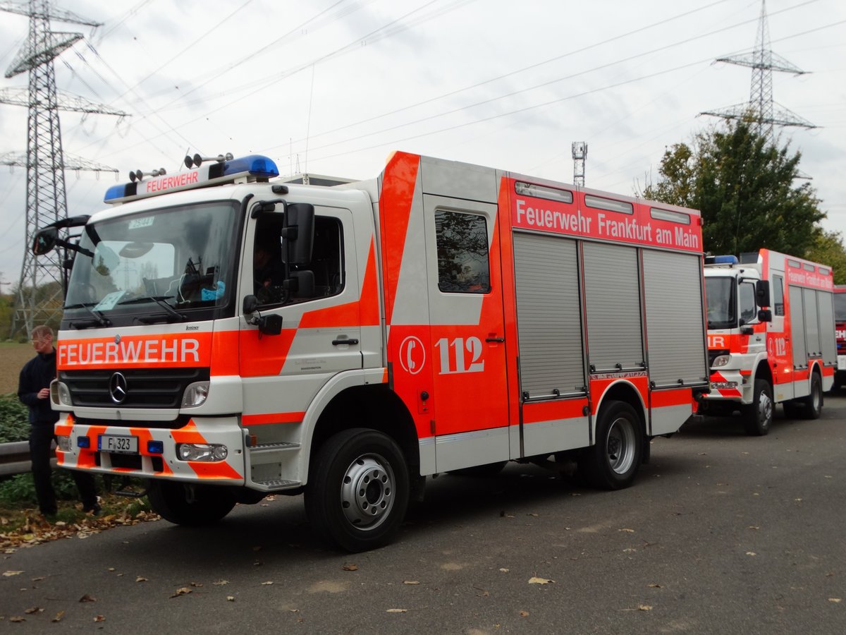 Feuerwehr Frankfurt Mercedes Benz Atego LF20 (ehemals HLF20 der BF) (Florian Frankfurt 25/44) am 28.10.17 im Bereitstellungsraum in Rödelheim wegen der Herbstabschlussübung der Jugendfeuerwehr