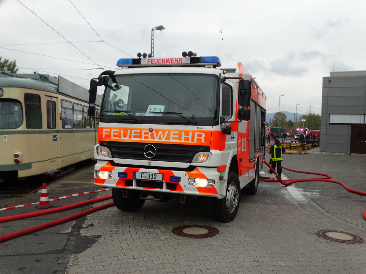Feuerwehr Frankfurt Mercedes Benz Atego LF20 (ehemals HLF20 der BF) (Florian Frankfurt 45/44) am 28.10.17 in Rödelheim bei der Jugendfeuerwehr Abschlussübung 