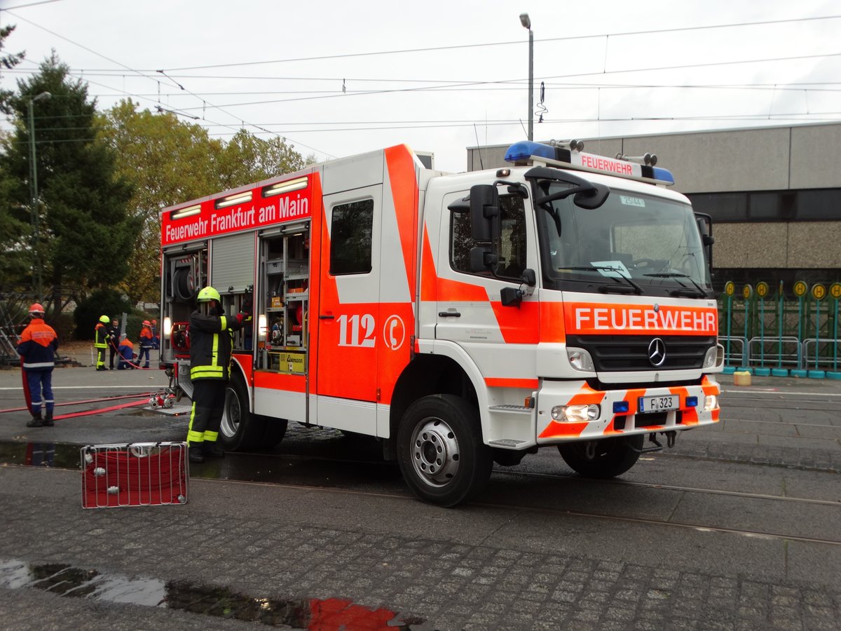 Feuerwehr Frankfurt Mercedes Benz Atego LF20 (ehemals HLF20 der BF) (Florian Frankfurt 25/44) am 28.10.17 in Rödelheim bei der Jugendfeuerwehr Abschlussübung 