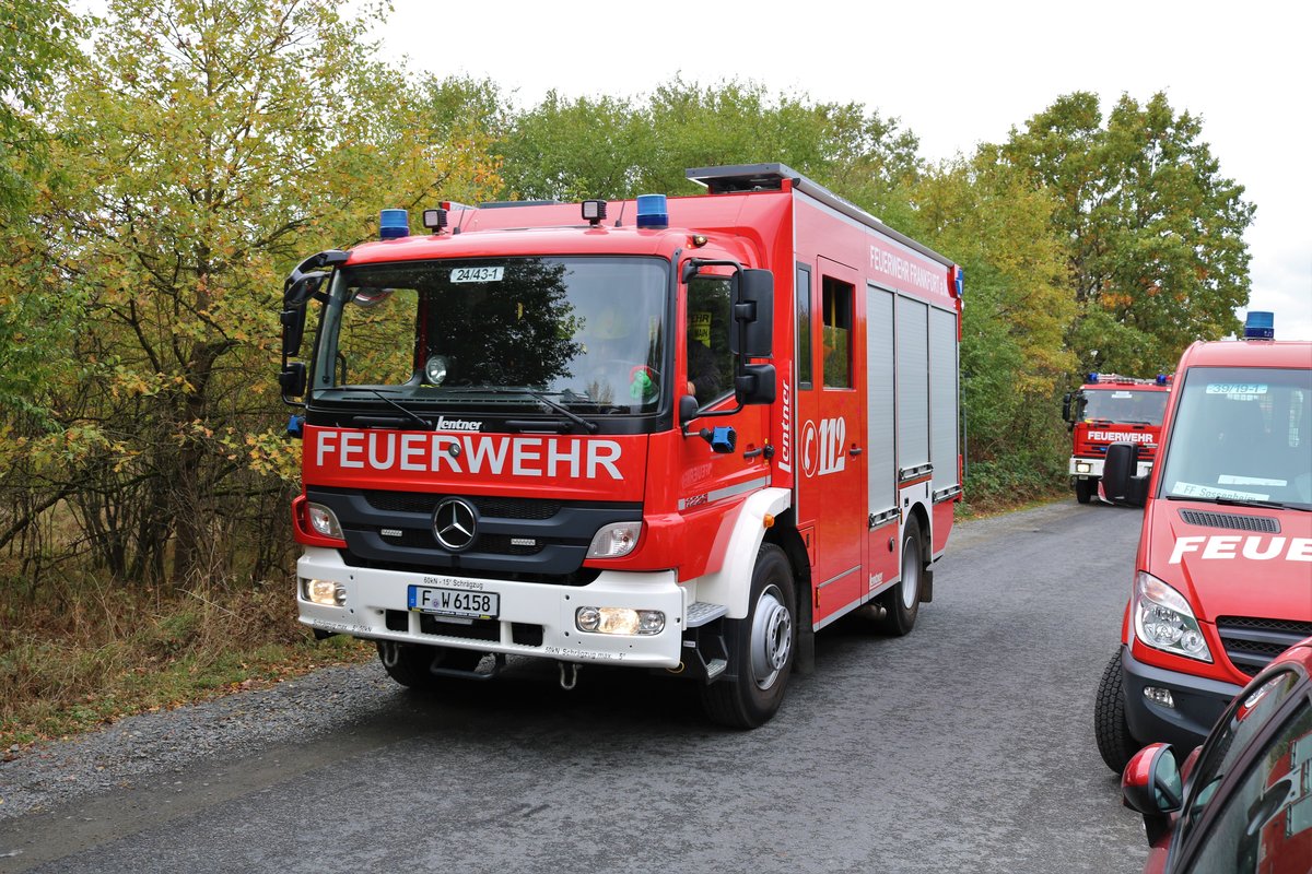 Feuerwehr Frankfurt Mercedes Benz Atego LF10/10 (Florian Frankfurt 24/43-1) am 27.10.18 im Bereitstellungsraum Enkheimer Ried bei der Herbstabschlussübung der Jugendfeuerwehr