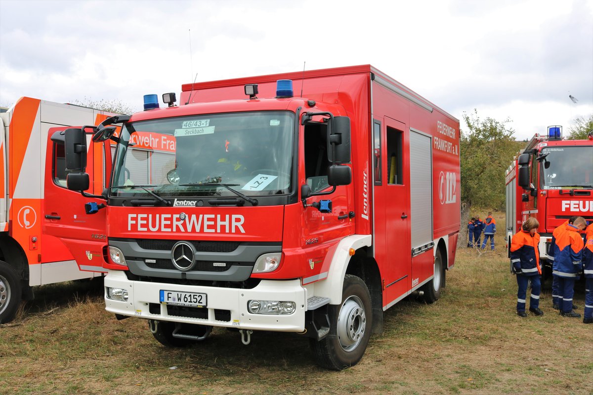 Feuerwehr Frankfurt Mercedes Benz Atego LF10/10 (Florian Frankfurt 46/43-1) am 27.10.18 im Bereitstellungsraum Enkheimer Ried bei der Herbstabschlussübung der Jugendfeuerwehr
