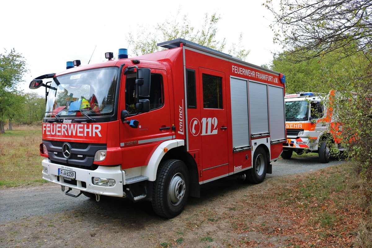 Feuerwehr Frankfurt Mercedes Benz Atego LF10/10 (Florian Frankfurt 26/43-1) am 27.10.18 im Bereitstellungsraum Enkheimer Ried bei der Herbstabschlussübung der Jugendfeuerwehr
