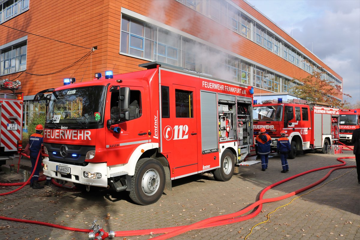 Feuerwehr Frankfurt Mercedes Benz Atego LF10/10 (Florian Frankfurt 24/43-1) am 27.10.18 bei der Herbstabschlussübung der Jugendfeuerwehr