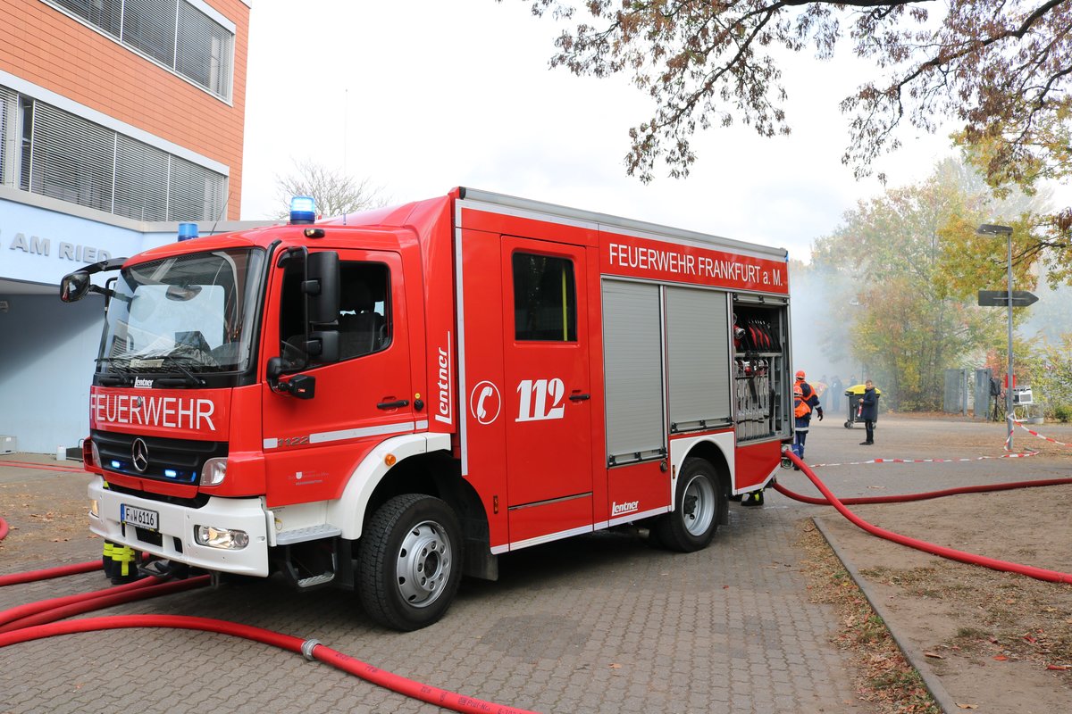Feuerwehr Frankfurt Mercedes Benz Atego LF10/10 (Florian Frankfurt xx/xx) am 27.10.18 bei der Herbstabschlussübung der Jugendfeuerwehr