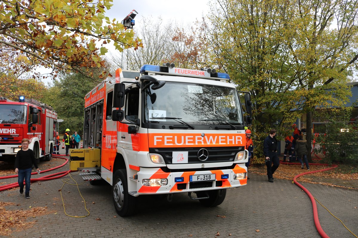 Feuerwehr Frankfurt Mercedes Benz Atego LF20 (Florian Frankfurt 35/44) am 27.10.18 bei der Herbstabschlussübung der Jugendfeuerwehr