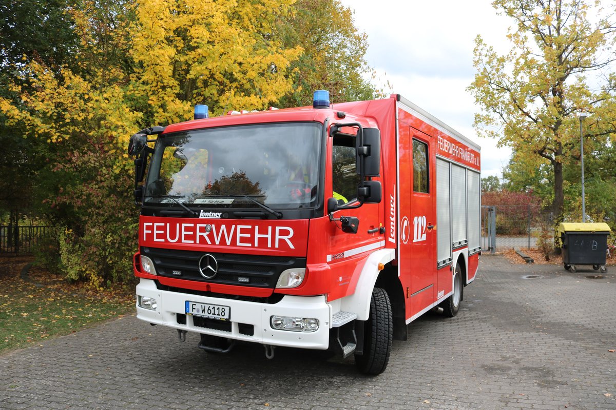Feuerwehr Frankfurt Mercedes Benz Atego LF10/10 (Florian Frankfurt 19/43) am 27.10.18 bei der Herbstabschlussübung der Jugendfeuerwehr 