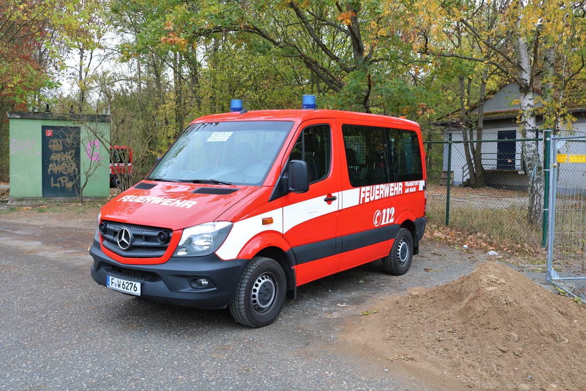 Feuerwehr Frankfurt Mercedes Benz Sprinter MTW (Florian Frankfurt 44/19-1) am 27.10.18 im Bereitstellungsraum Enkheimer Ried bei der Herbstabschlussübung der Jugendfeuerwehr