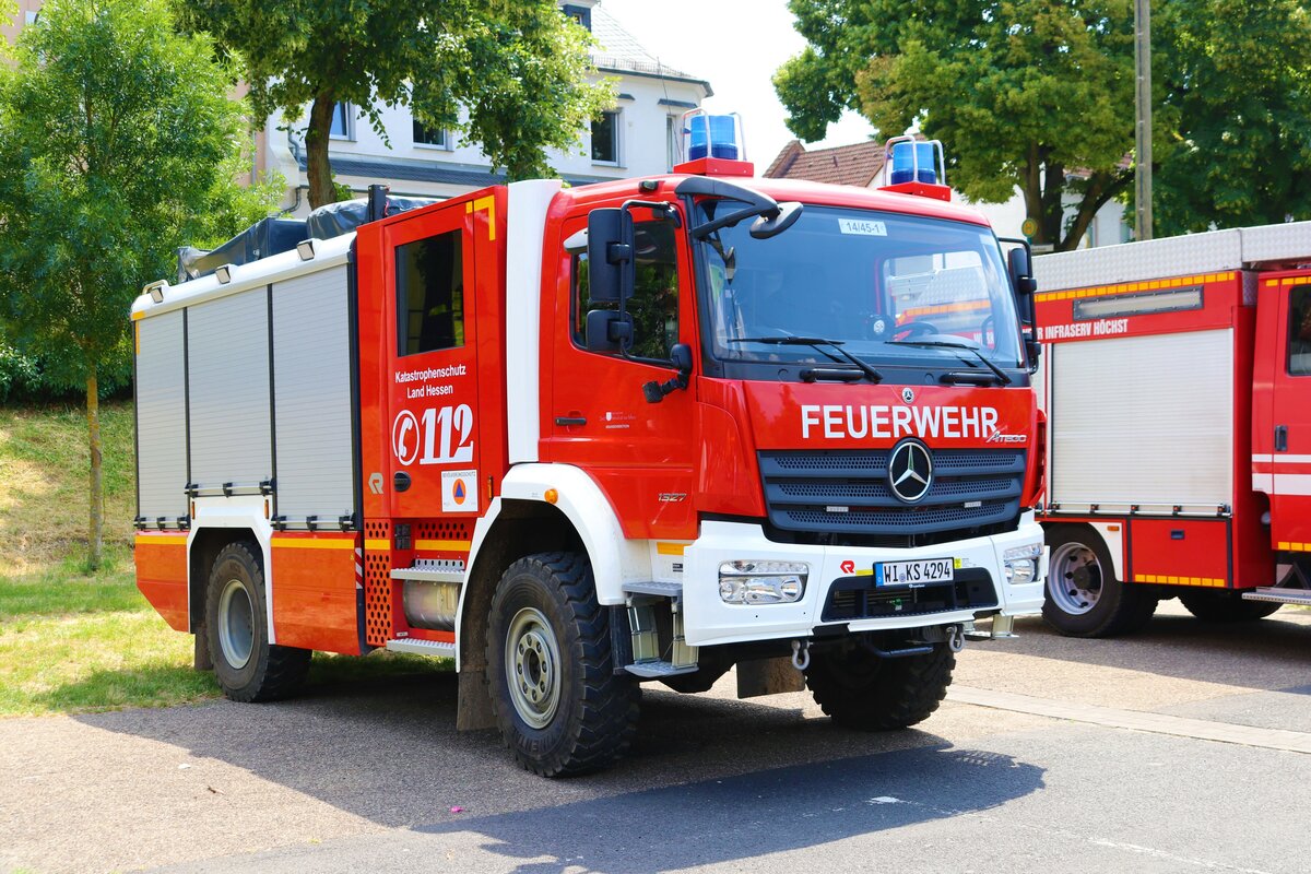 Feuerwehr Frankfurt Nied Mercedes Benz Atego LF20 Kats am 24.06.23 in Frankfurt Nied bei einer Fahrzeugausstellung