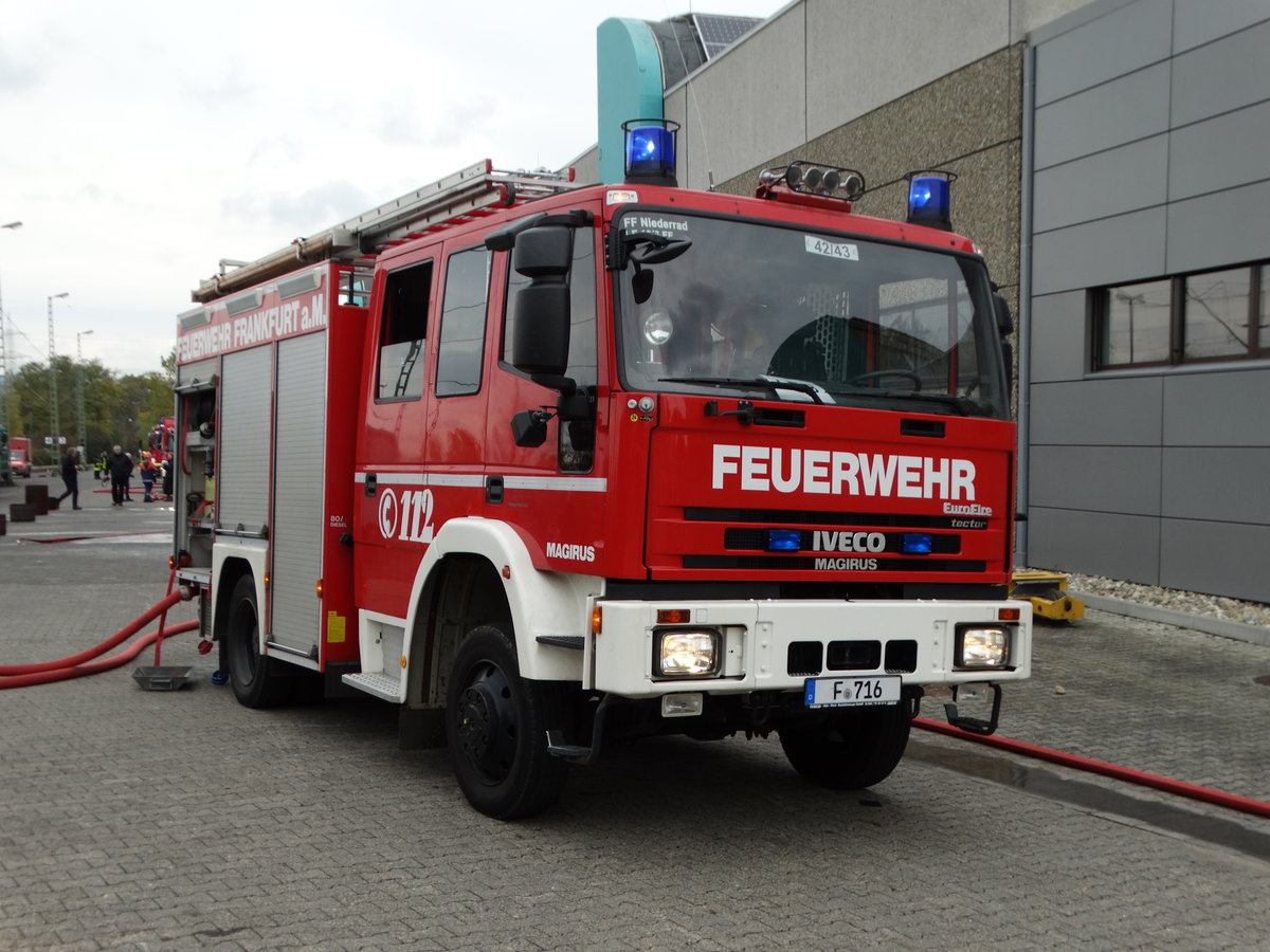 Feuerwehr Frankfurt Niederrad IVECO/Magirus LF10/10 (Florian Frankfurt 42/43) am 28.10.17 in Rödelheim bei der Jugendfeuerwehr Abschlussübung 