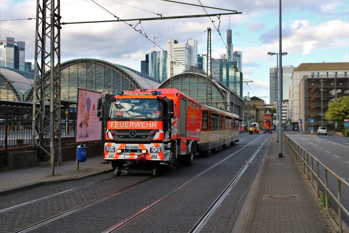 Feuerwehr Frankfurt Rüstwagen Schiene 1 schleppt am 01.07.20 VGF Düwag Pt-Wagen 148 ins Depot Gutleut ab nach einer Entgleisung 