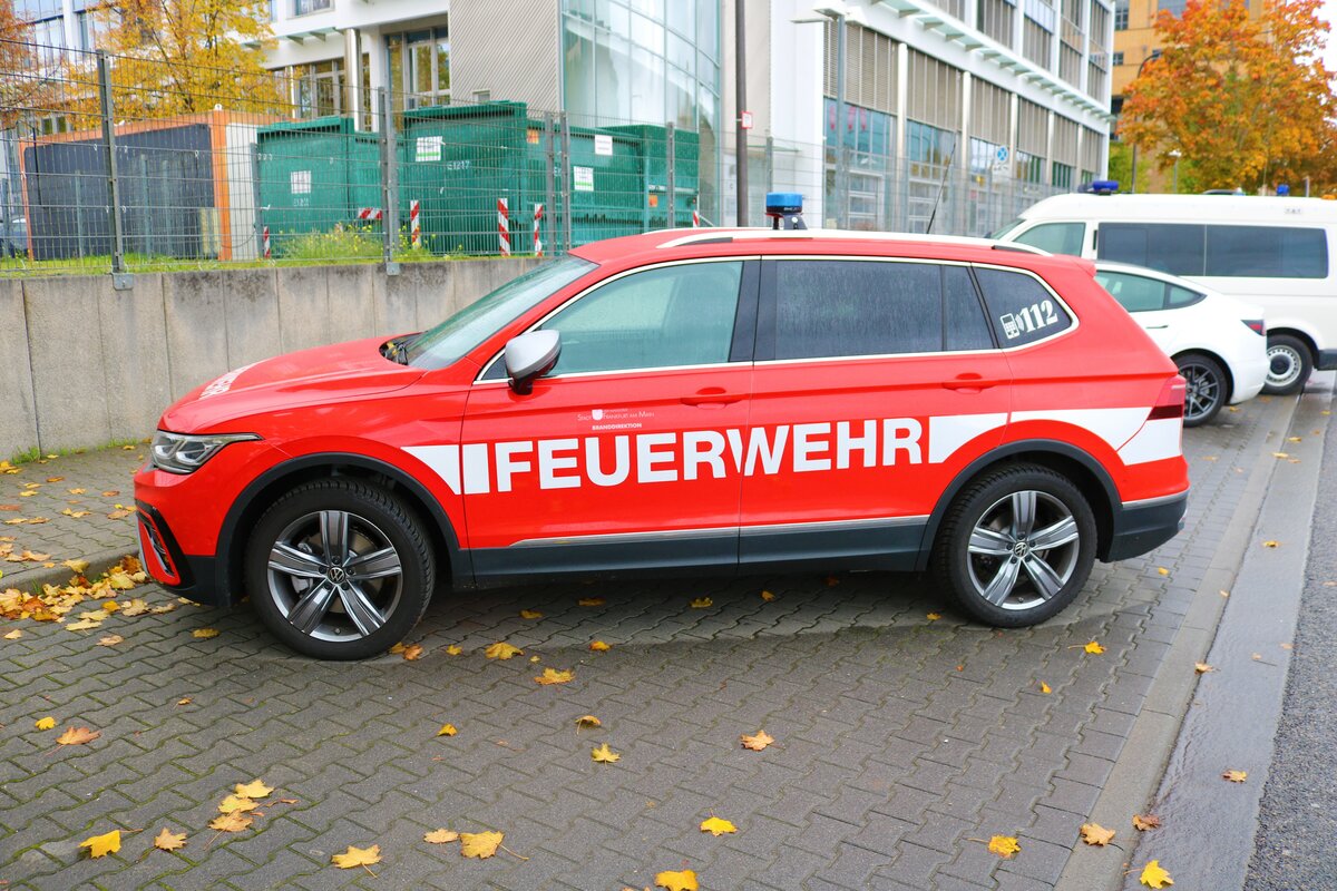Feuerwehr Frankfurt VW Tiguan Kdow am 15.10.22 bei der Frankopia 2022 im Frankfurter Osthafen