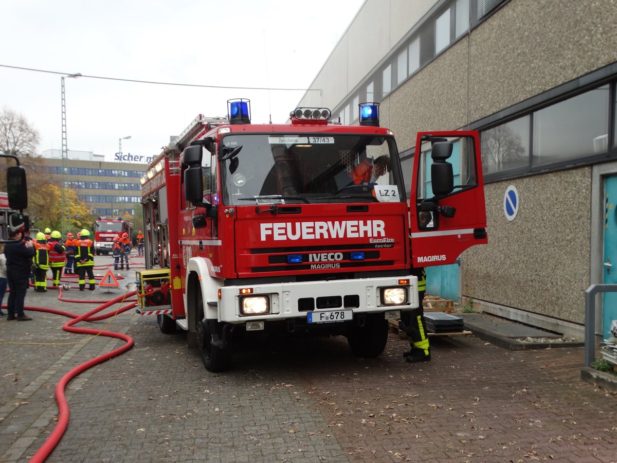 Feuerwehr Frankfurt Zeilsheim IVECO/Magirus LF10/10 (Florian Frankfurt 37/43) am 28.10.17 in Rödelheim bei der Jugendfeuerwehr Abschlussübung 