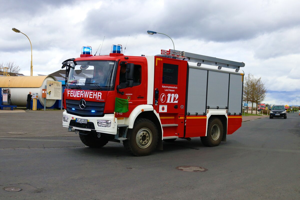 Feuerwehr Friedberg Mercedes Benz Atego LF20 Kats am 25.03.23 bei einer Großübung in der Wetterau