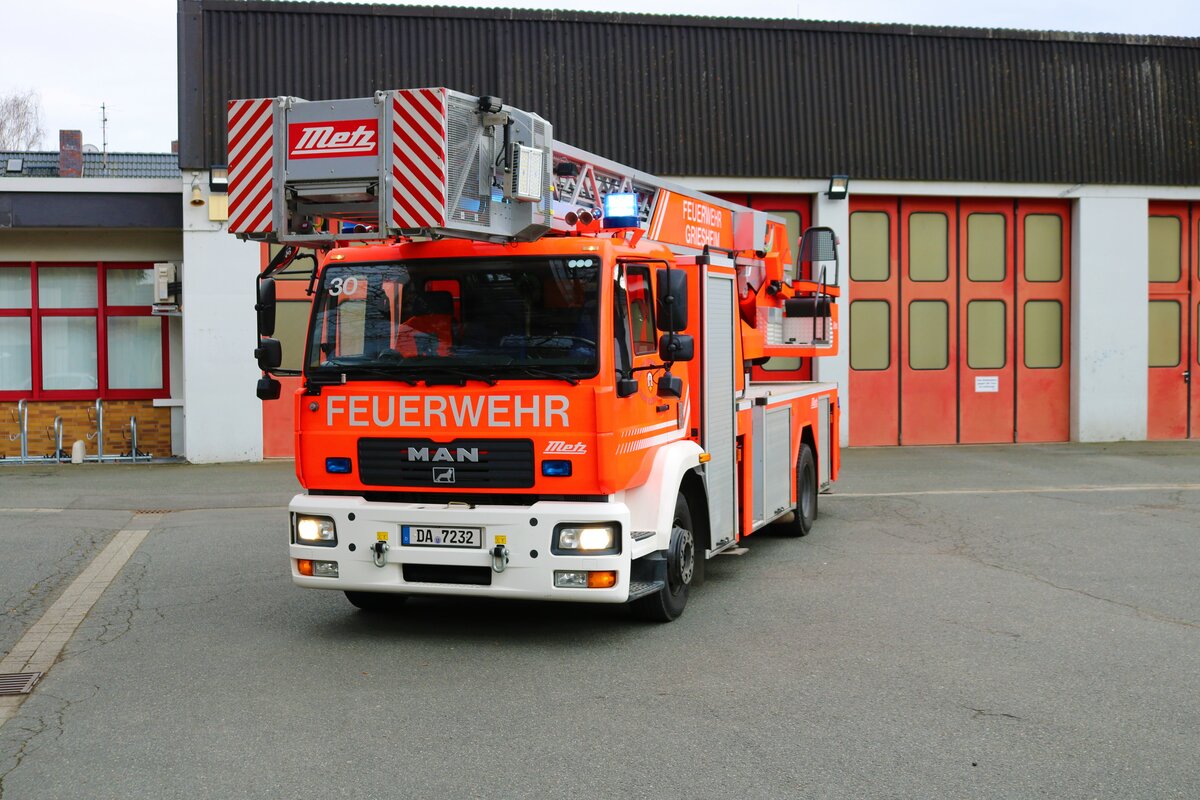 Feuerwehr Griesheim MAN LC DLK23/12 (Florian Griesheim 1/30) am 18.02.23 bei einen Fototermin