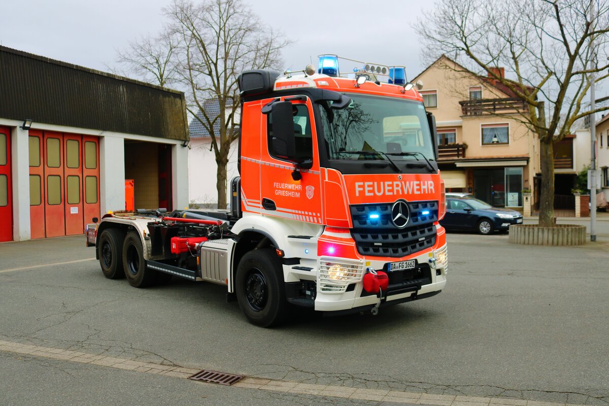 Feuerwehr Griesheim Mercedes Benz Arocs WLF2 (Florian Griesheim 1/66/2) am 18.02.23 bei einen Fototermin