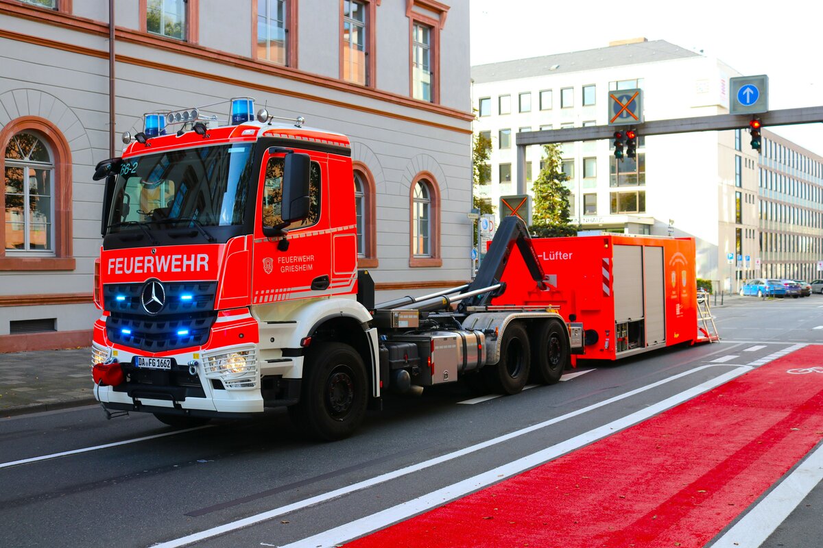 Feuerwehr Griesheim Mercedes Benz Arocs WLF mit AB-Lüfter am 15.10.23 in Darmstadt bei einer Großübung