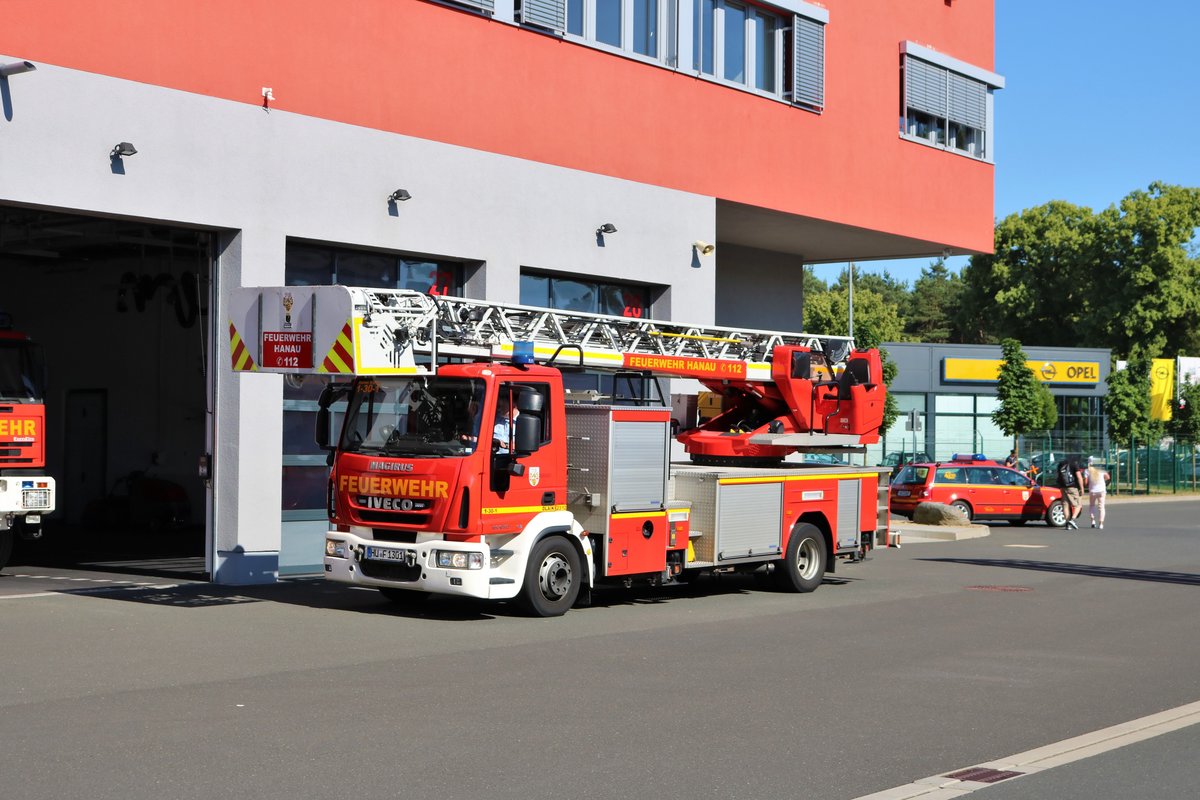Feuerwehr Hanau IVECO/Magirus DLA(K) 23/12 (Florian Hanau 1-30-1) am 03.06.18 beim Tag der offenen Tür im Gefahrenabwehrzentrum Hanau am Ende der Veranstaltung