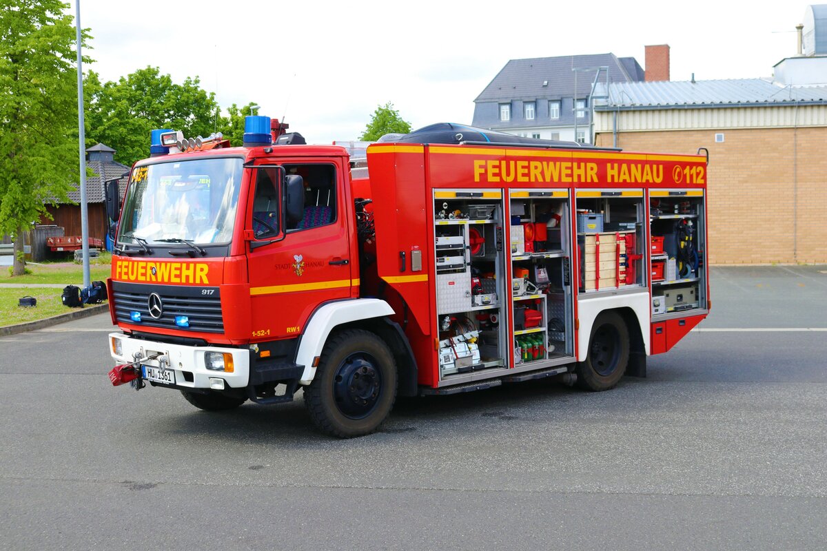 Feuerwehr Hanau Mercedes Benz RW (Florian Hanau 1-52-1) am 06.05.23 bei einem Fototermin