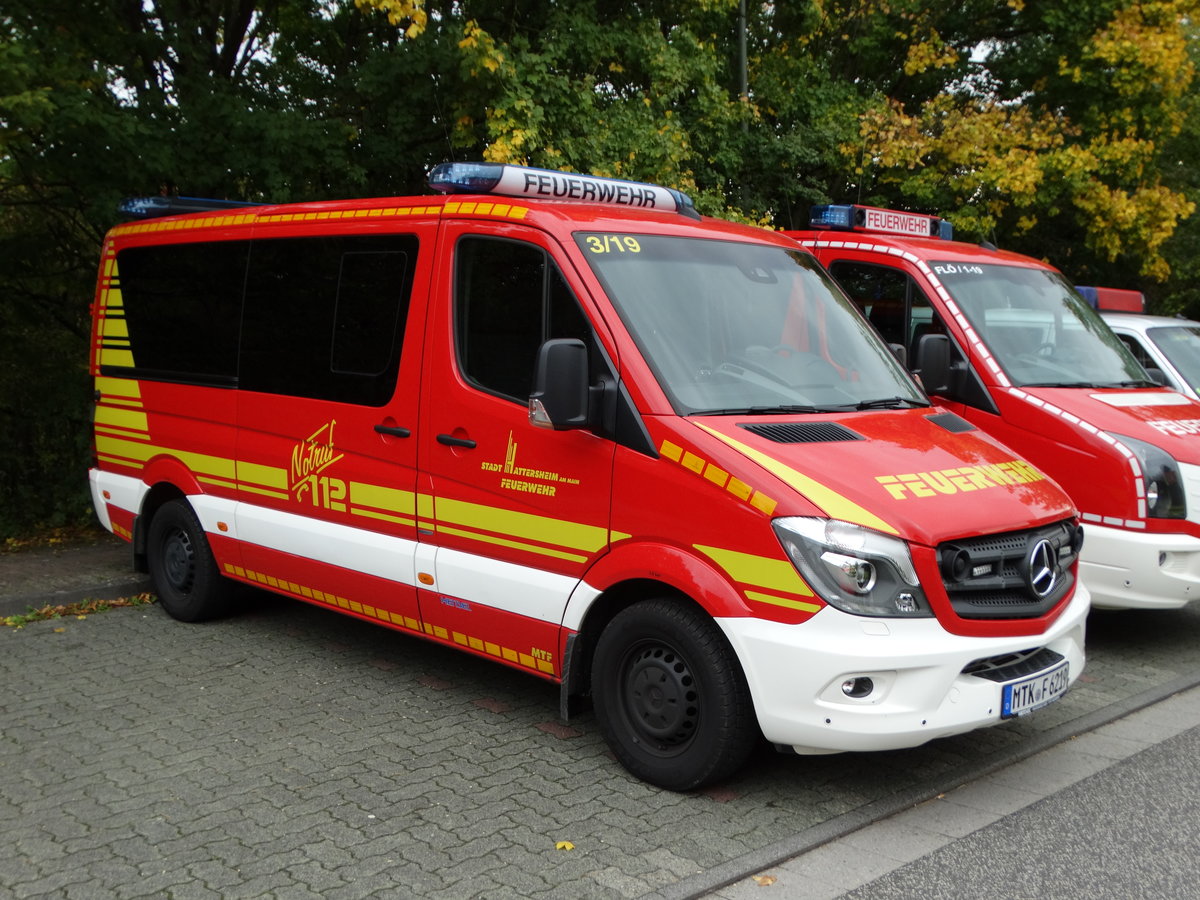 Feuerwehr Hattersheim Mercedes Benz Sprinter MTW (Florian Hattersheim 1-19) am 07.10.17 in Kriftel bei einer Katastrophenschutzübung an einer Berufsschule 