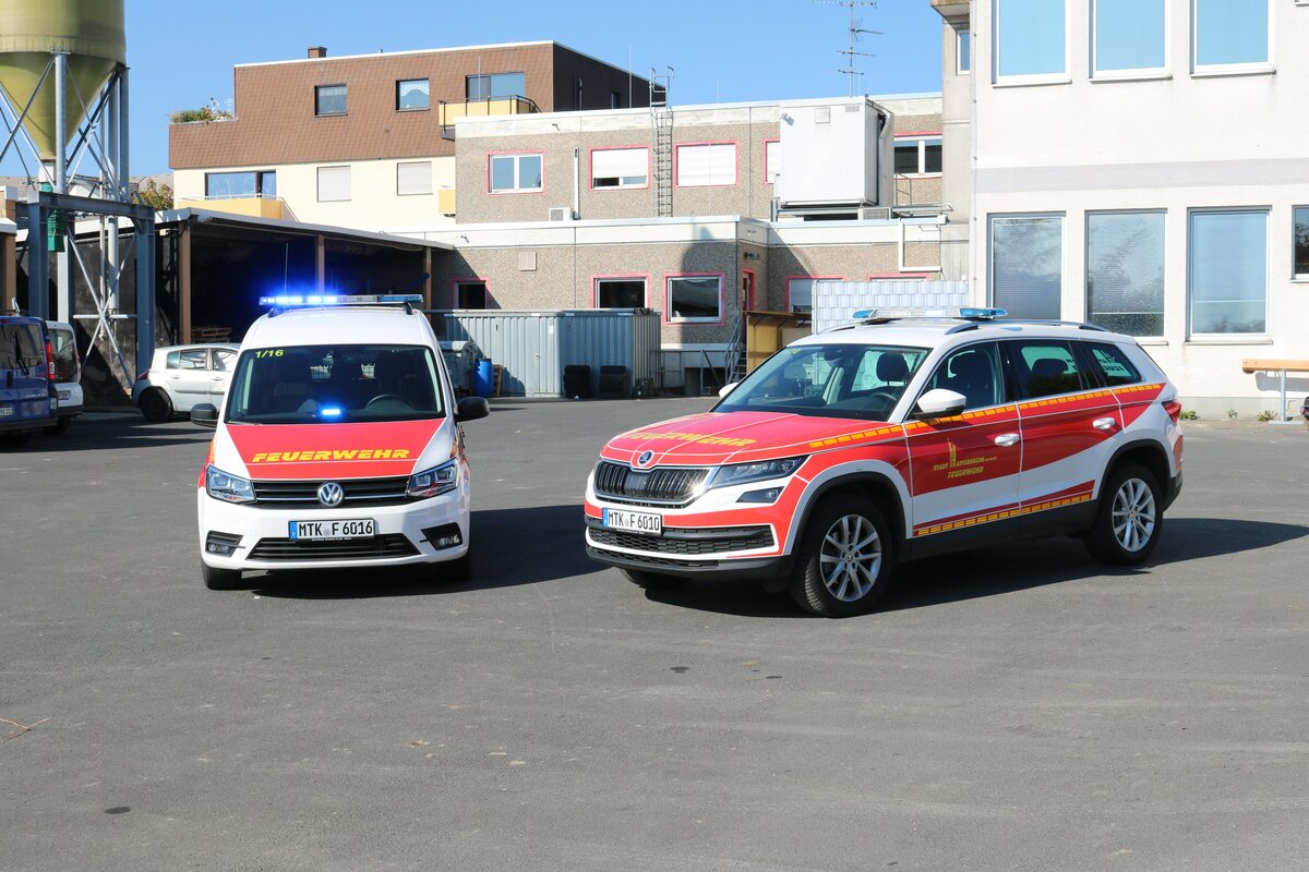 Feuerwehr Hattersheim VW Caddy PKW und Skoda Kodiaq KdoW am 09.10.21 bei einen Fototermin