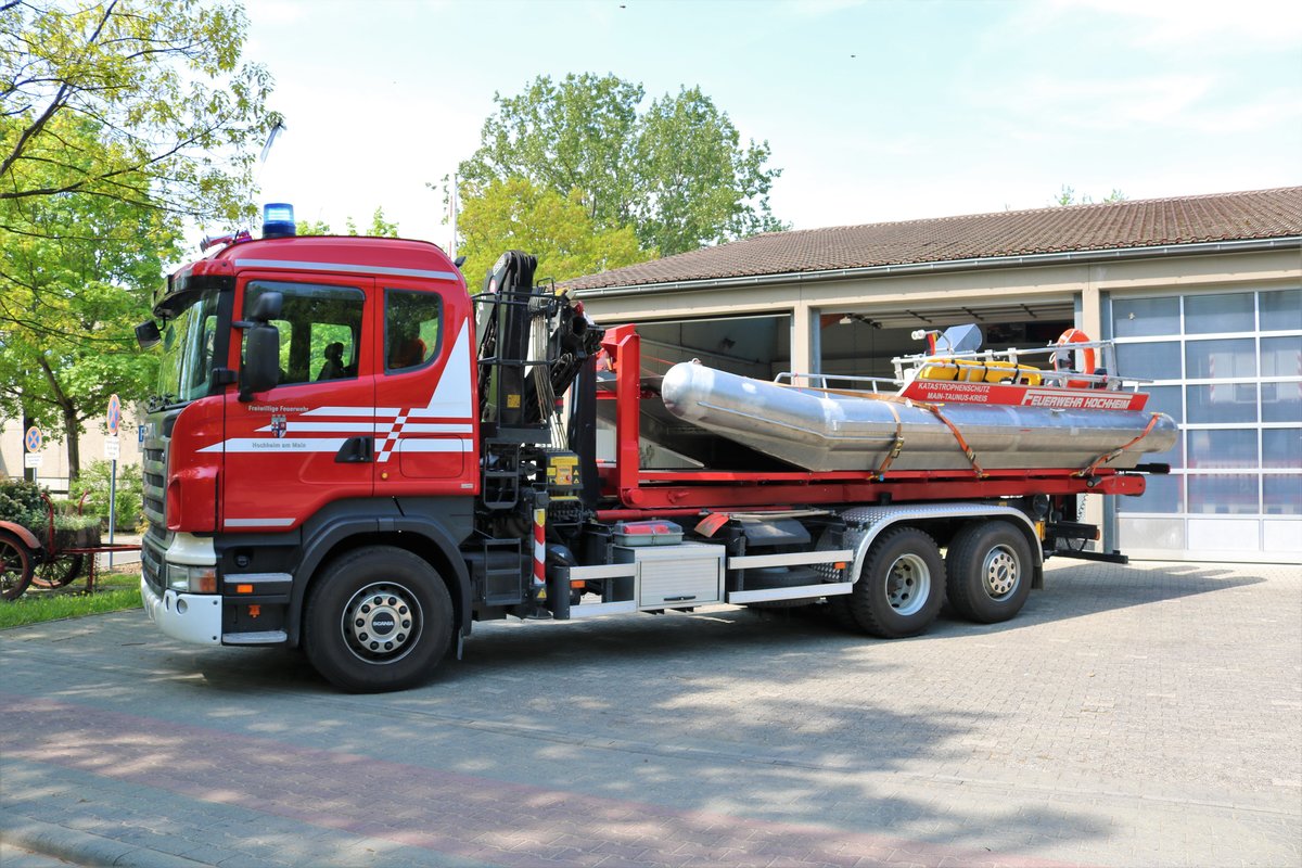 Feuerwehr Hochheim am Main Scania R500 V8 WLF (Florian Hochheim Main 1/67) mit Schnellboot am 22.04.18 bei einen Fototermin 