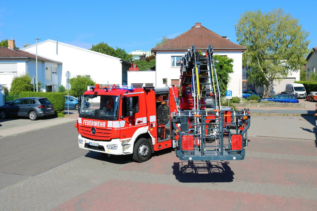 Feuerwehr Kelkheim Mercedes Benz Atego DLK 23/12 am 14.08.21 bei einen Fototermin