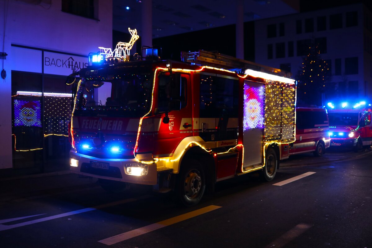 Feuerwehr Kelkheim Mercedes Benz Atego LF10 am 23.12.23 bei der Christmas Fire Truck Show in Kelkheim