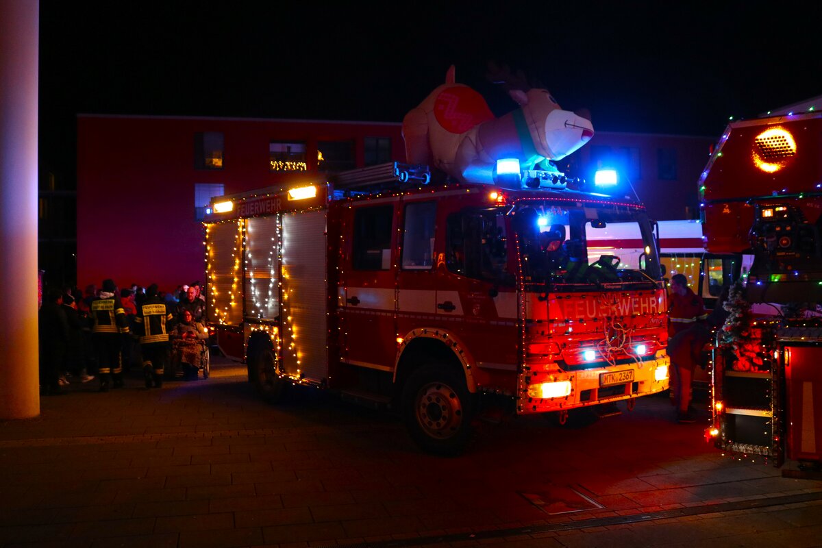 Feuerwehr Kelkheim Mercedes Benz Atego LF16/12 am 23.12.23 bei der Christmas Fire Truck Show in Kelkheim