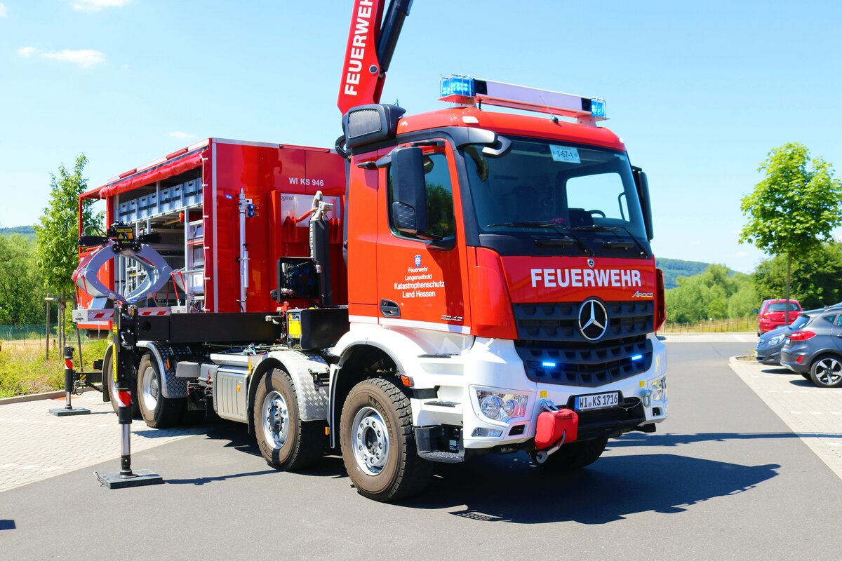 Feuerwehr Langenselbold Mercedes Benz Arocs WLF Kran Kats mit AB-Kran am 25.06.23 in Sinntal bei einer Fahrzeugausstellung