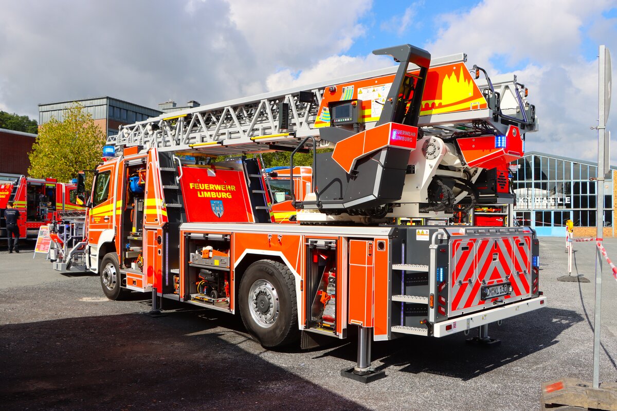 Feuerwehr Limburg an der Lahn Mercedes Benz Atego 1630F Rosenbauer DLK 23/12 (Florian Limburg 1-30) am 23.08.26 beim Tag der offenen T�r
