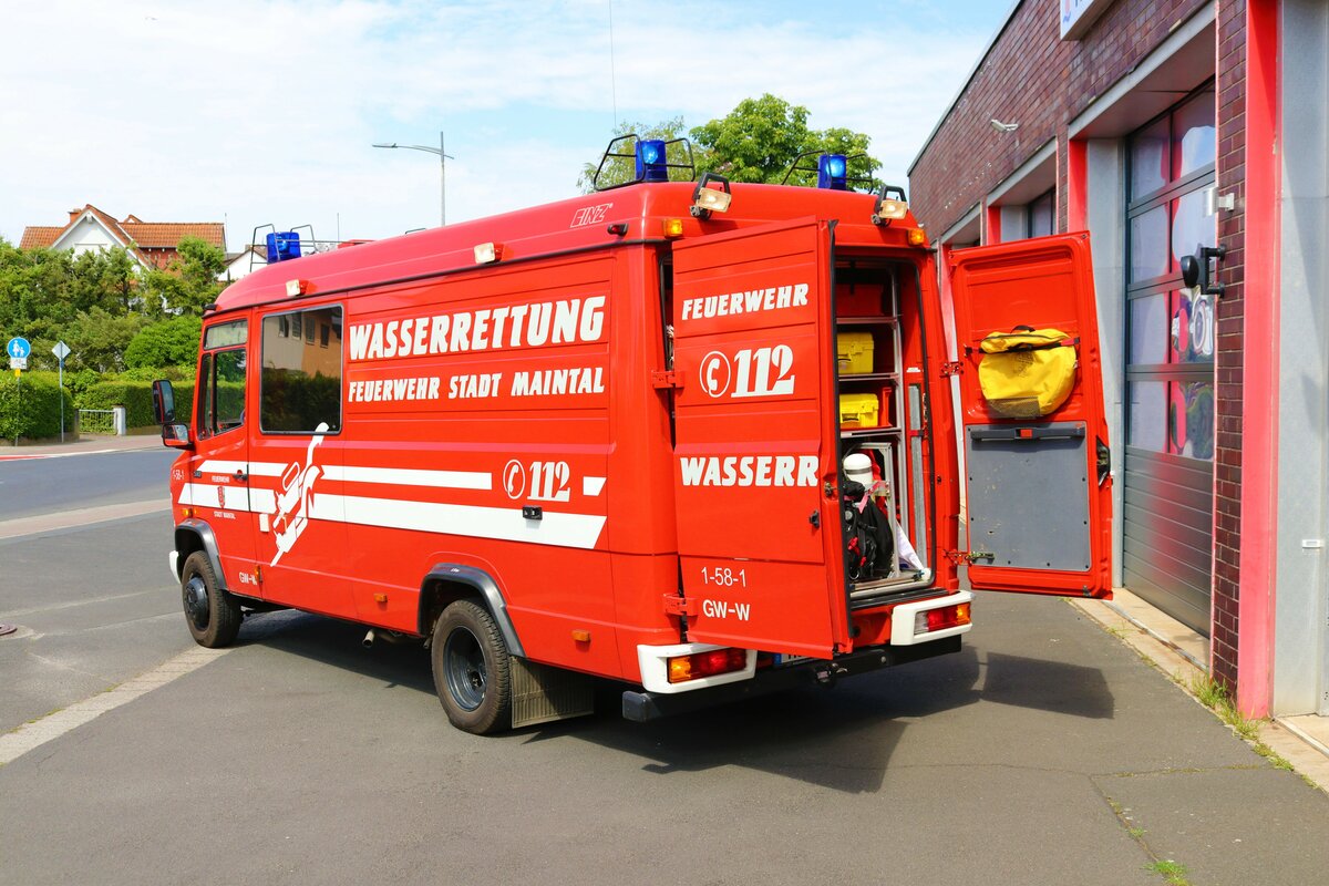 Feuerwehr Maintal Dörnigheim Mercedes Benz Vario GW-Wasserrettung (Florian Maintal 1-58-1) am 08.07.23 bei einen Fototermin. Danke für das tolle Shooting