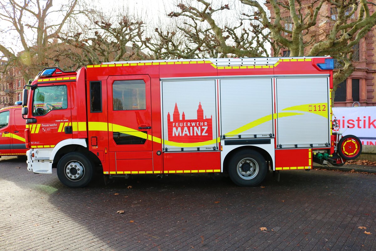 Feuerwehr Mainz MAN TGM HLF 20/16 (Fahrzeug 17) 31.12.22 beim Silvesterschwimmen in Mainz am Rheinufer