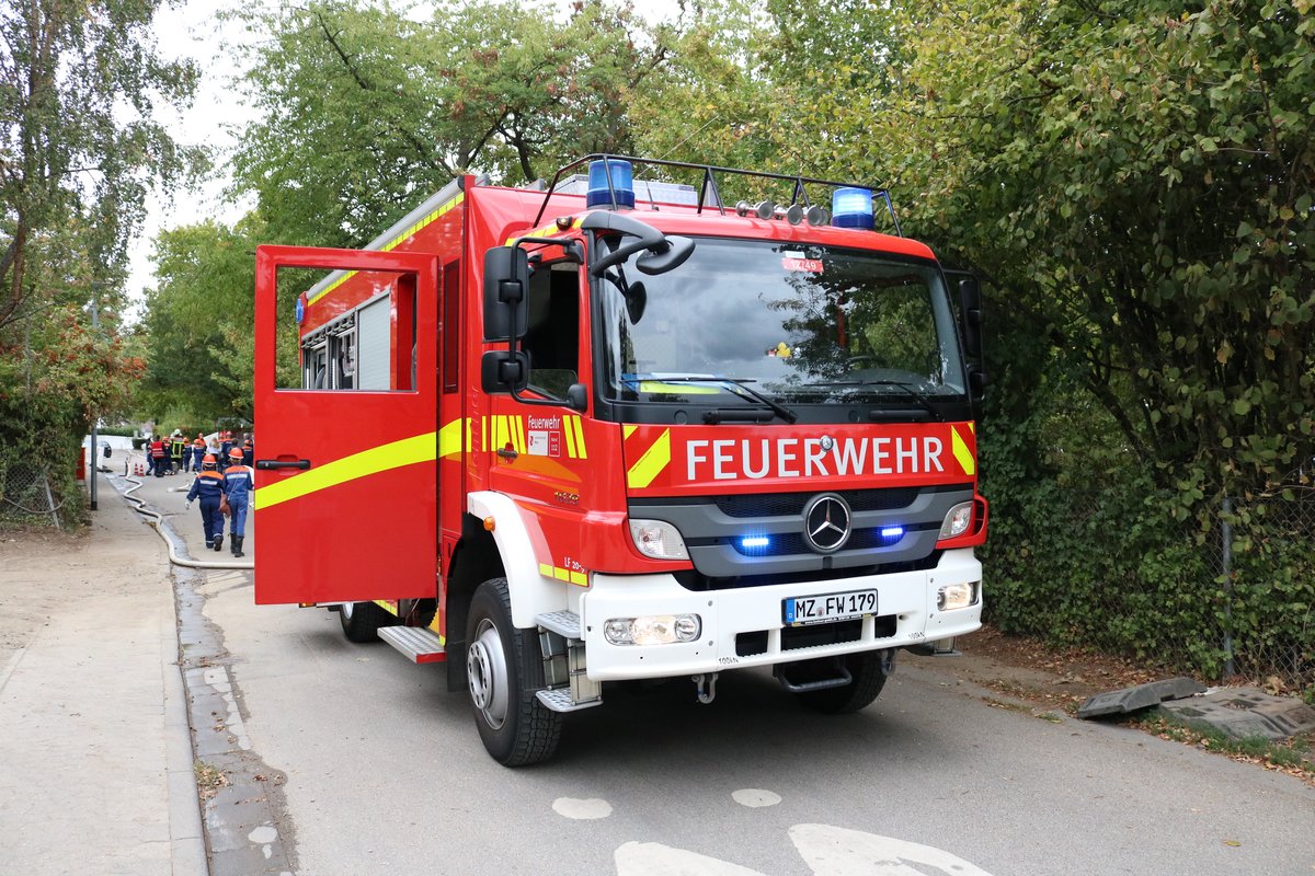 Feuerwehr Mainz Mercedes Benz Atego HLF20 (Florian Mainz 12/49) am 22.09.18 einer Jugendfeuerwehr Großübung an der Otto Schott Schule in Gonsenheim 