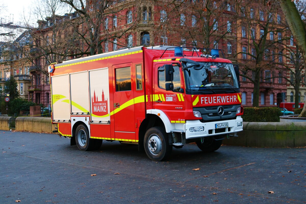 Feuerwehr Mainz Mercedes Benz Atego LF20 am 31.12.22 beim Silvesterschwimmen in Mainz am Rheinufer 