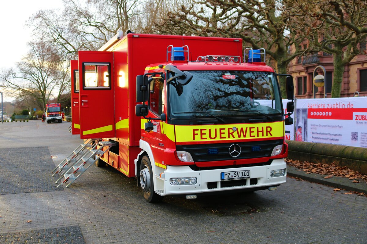Feuerwehr Mainz Mercedes Benz Atego ELW2 am 31.12.22 beim Silvesterschwimmen in Mainz am Rheinufer