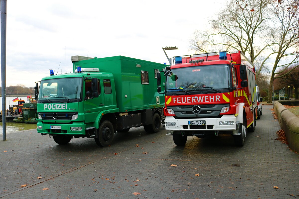 Feuerwehr Mainz Mercedes Benz Atego LF20 und GW-Taucher der Bereitschaftspolizei am 31.12.22 beim Silvesterschwimmen in Mainz am Rheinufer