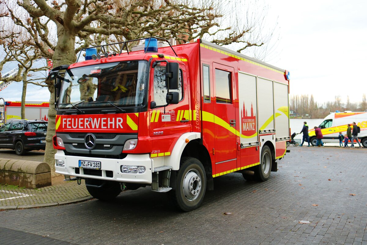 Feuerwehr Mainz Mercedes Benz Atego LF20 am 31.12.22 beim Silvesterschwimmen in Mainz am Rheinufer