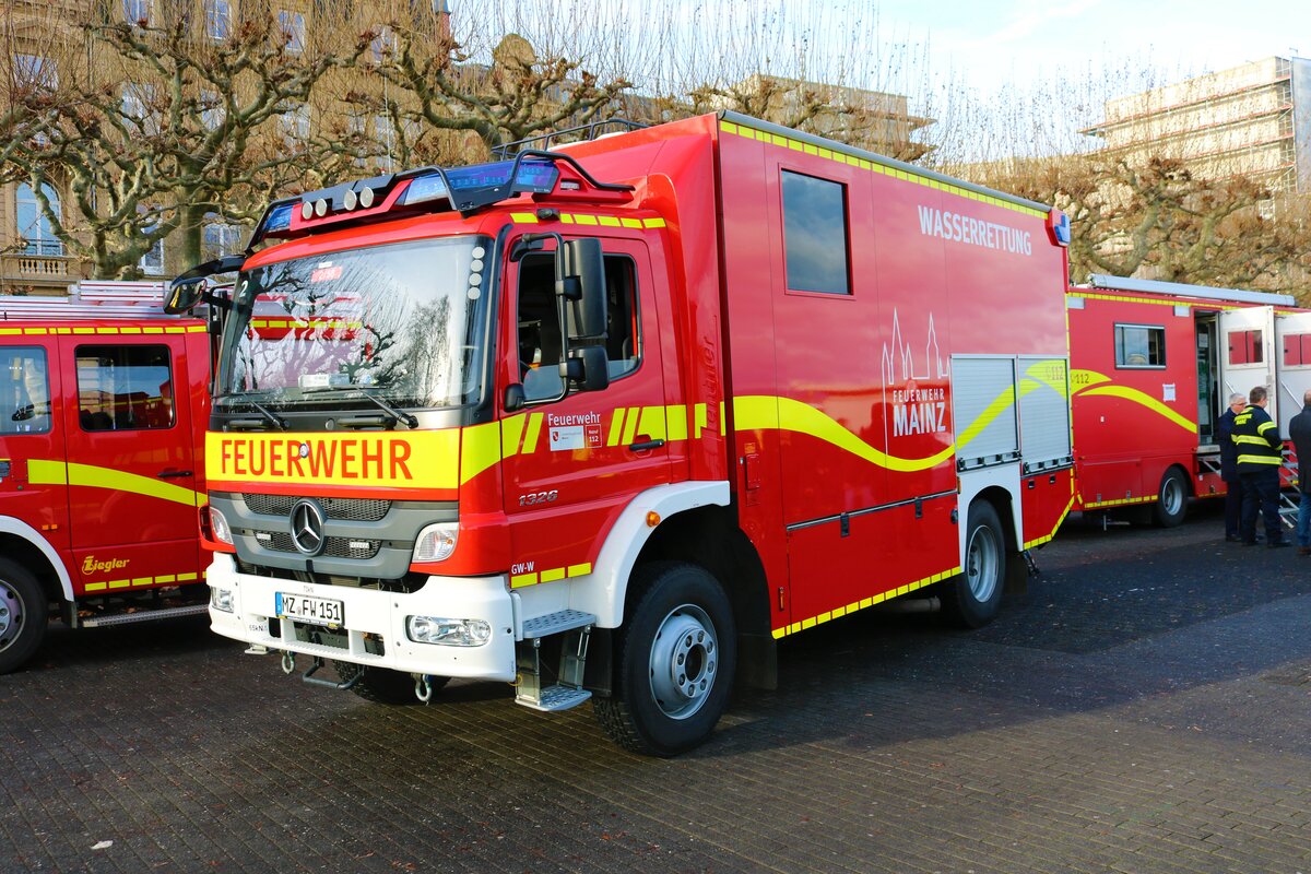 Feuerwehr Mainz Mercedes Benz Atego GW-Wasserrettung am 31.12.22 beim Silvesterschwimmen in Mainz am Rheinufer